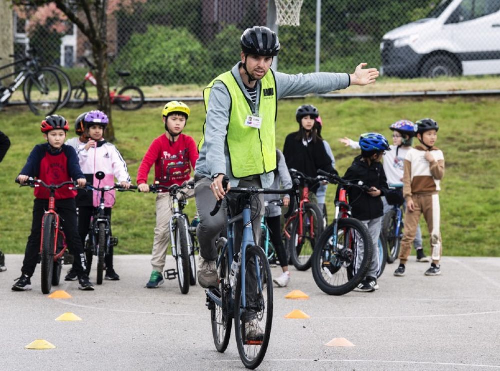 An instructor teaching turn signals.
