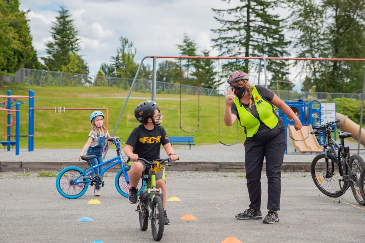 An Bike HUB instructor teaching kids.